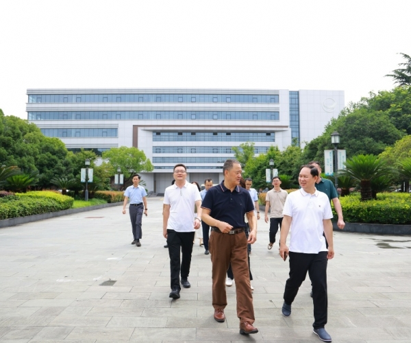 河池市领导赴嘉兴调研Z6尊龙凯时丝绸 共商高端丝绸项目落地大计